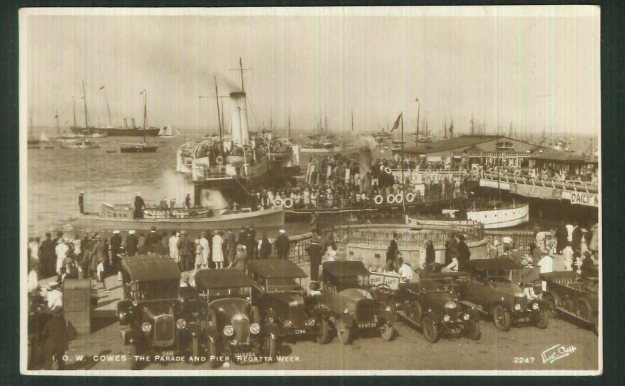 Postcard Isle of Wight - Cowes Parade and Pier Regatta Week 1928