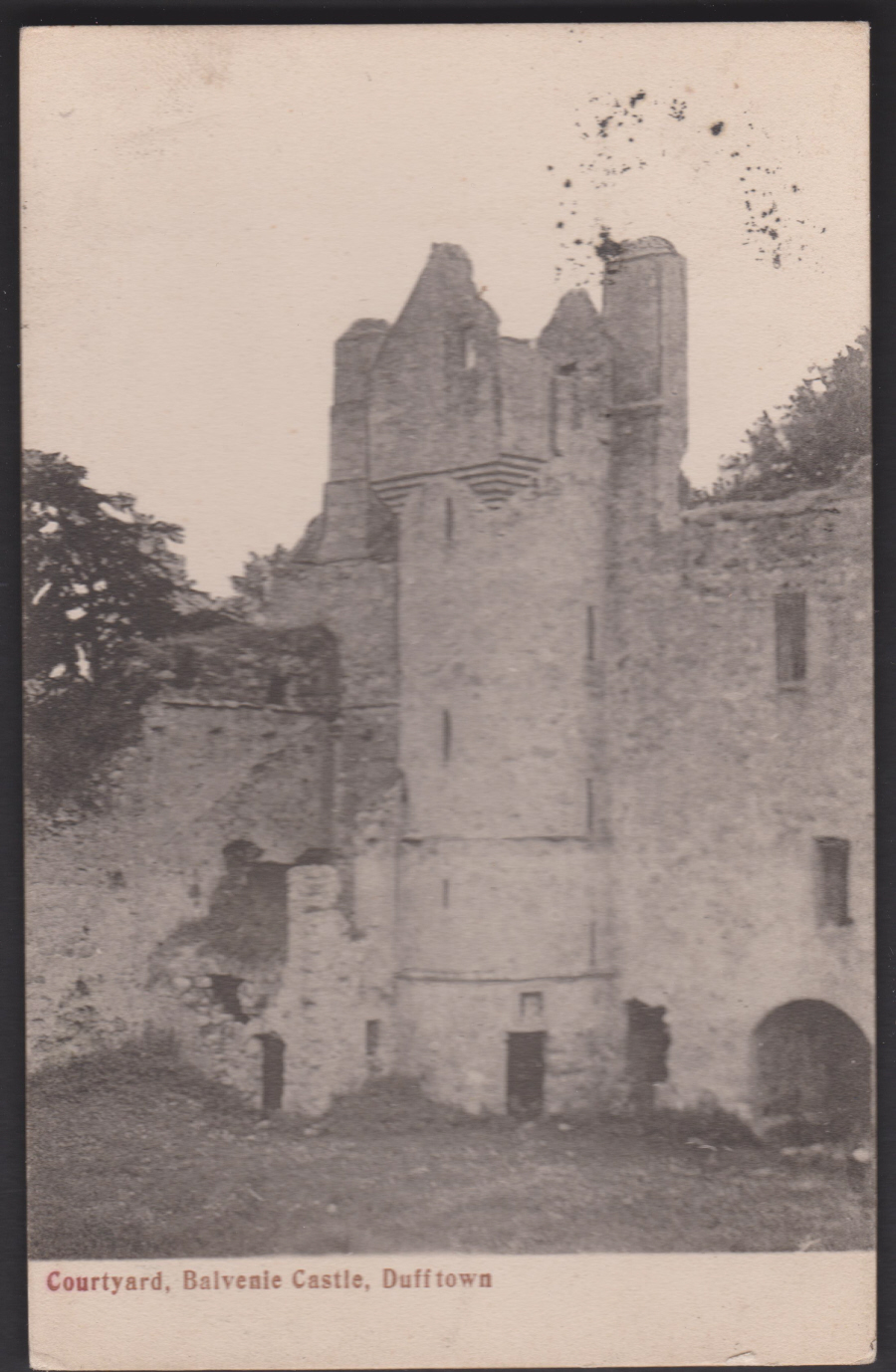 Postcard - Scotland-Courtyard,Balvenie Castle, Dufftown 1906