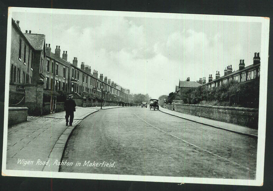 Postcard Lancashire - Wigan Road, Aston in Makerfield - Click Image to Close