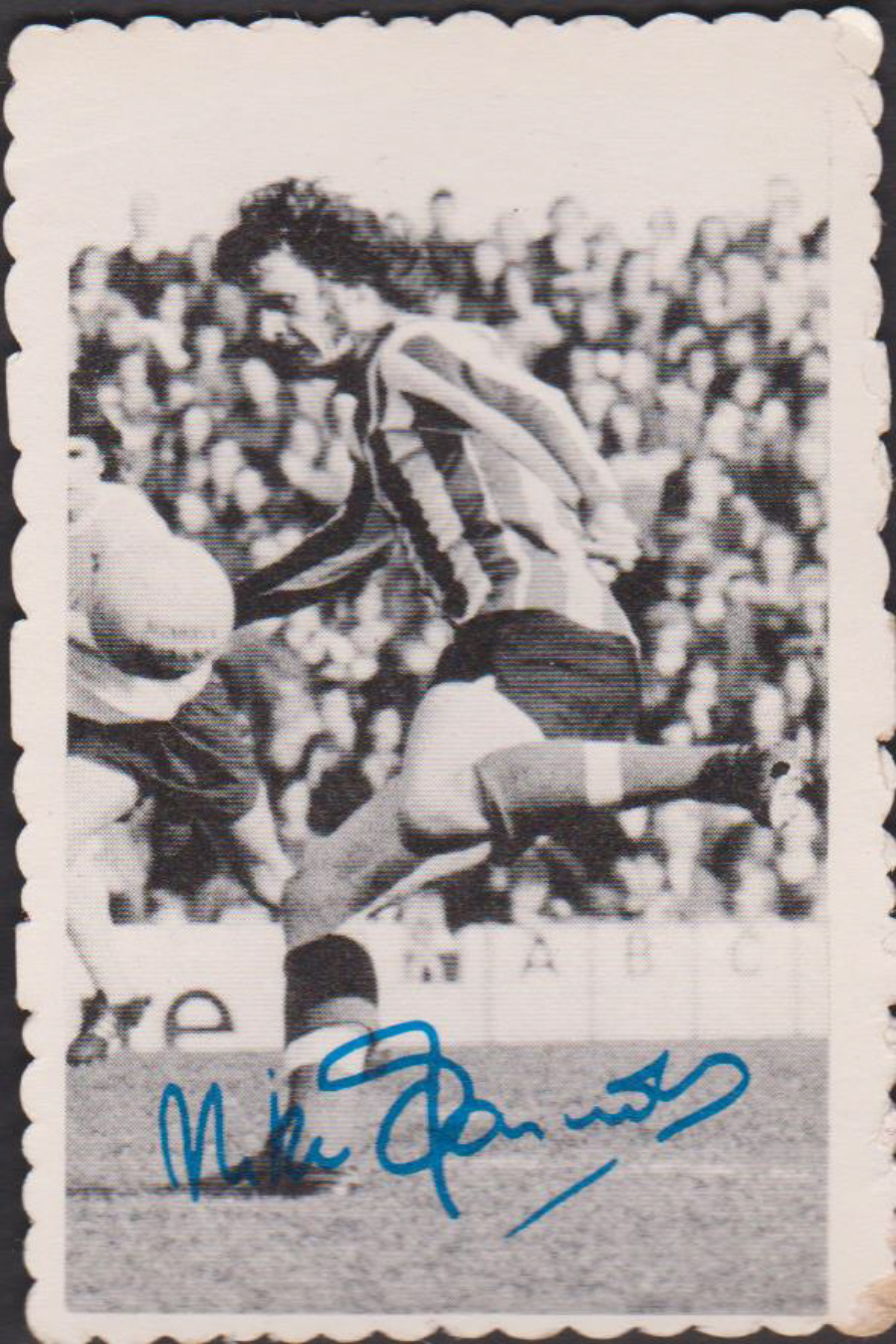 A & B C Footballers 1973 MF from set of 32 No 25 Mike England