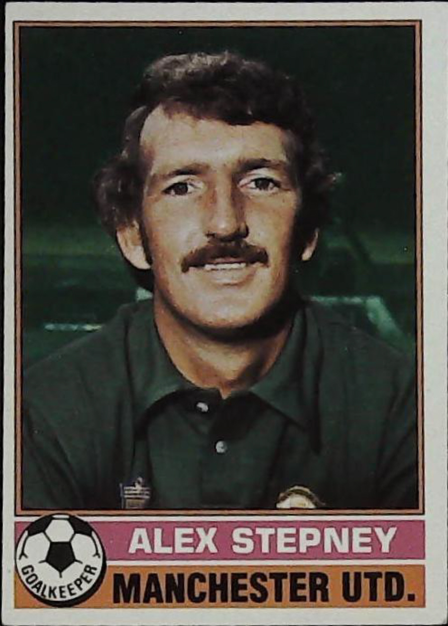 Topps UK Footballers Red Back 1977 MANCHESTER UNITED No 302 ALEX STEPNEY